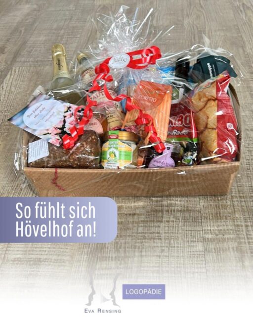 Von Herzen: Danke! 💜

Zu unserem 20-jährigen Jubiläum haben wir vom Team der MVZ Sennemedizin einen wunderschönen Geschenkkorb erhalten und uns riesig darüber gefreut.

Solche Aufmerksamkeiten sind alles andere als selbstverständlich. Sie zeigen, wie viel Wertschätzung, Zusammenhalt und Miteinander es hier in Hövelhof gibt. Genau das macht unseren Ort so besonders.

Wir sind dankbar, seit 20 Jahren Teil dieser Gemeinschaft zu sein und jeden Tag Menschen auf ihrem Weg begleiten zu dürfen. Umso schöner ist es, wenn man dabei von so vielen lieben Menschen und Unternehmen unterstützt wird.

Ein herzliches Dankeschön an Georg Schneider und das gesamte Team der Sennemedizin für die lieben Glückwünsche und diese tolle Überraschung 💜

Auf viele weitere Jahre voller Zusammenhalt, gegenseitiger Unterstützung und guter Nachbarschaft in Hövelhof.