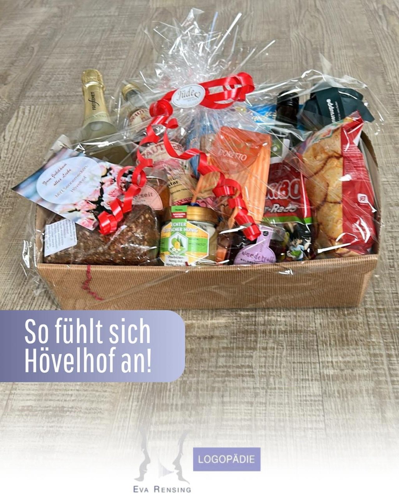 Von Herzen: Danke! 💜

Zu unserem 20-jährigen Jubiläum haben wir vom Team der MVZ Sennemedizin einen wunderschönen Geschenkkorb erhalten und uns riesig darüber gefreut.

Solche Aufmerksamkeiten sind alles andere als selbstverständlich. Sie zeigen, wie viel Wertschätzung, Zusammenhalt und Miteinander es hier in Hövelhof gibt. Genau das macht unseren Ort so besonders.

Wir sind dankbar, seit 20 Jahren Teil dieser Gemeinschaft zu sein und jeden Tag Menschen auf ihrem Weg begleiten zu dürfen. Umso schöner ist es, wenn man dabei von so vielen lieben Menschen und Unternehmen unterstützt wird.

Ein herzliches Dankeschön an Georg Schneider und das gesamte Team der Sennemedizin für die lieben Glückwünsche und diese tolle Überraschung 💜

Auf viele weitere Jahre voller Zusammenhalt, gegenseitiger Unterstützung und guter Nachbarschaft in Hövelhof.