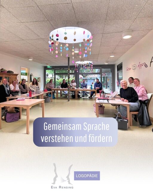 Sprache verstehen, Entwicklung begleiten 💜

Vor Kurzem durften wir die Erzieherinnen und Erzieher des Kindergartens Sennewind in Sennelager im Rahmen einer Informationsveranstaltung begleiten.

Gemeinsam haben wir uns mit zwei spannenden und wichtigen Themen beschäftigt: der Sprachentwicklung bei Mehrsprachigkeit sowie Sprache im Autismusspektrum.

Gerade im Kita-Alltag begegnen pädagogische Fachkräfte Kindern mit ganz unterschiedlichen sprachlichen Voraussetzungen. Umso wertvoller ist es, Wissen zu teilen, Fragen zu beantworten und gemeinsam einen Blick darauf zu werfen, wie Sprachentwicklung individuell unterstützt werden kann.

Vielen Dank an das Team des Kindergartens Sennewind für das Interesse, die offenen Gespräche und den schönen Austausch. Es freut uns immer wieder, wenn wir gemeinsam dazu beitragen können, Kinder auf ihrem Weg bestmöglich zu begleiten. 💜