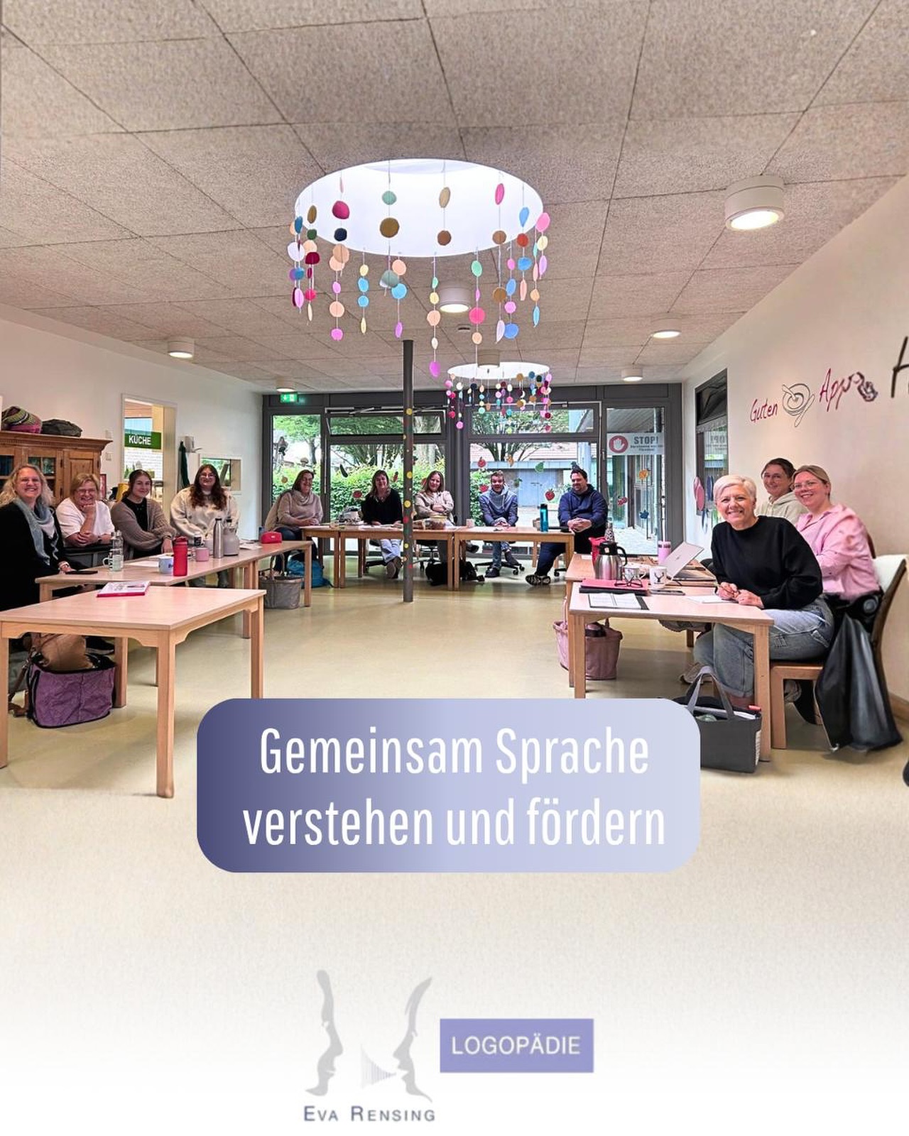 Sprache verstehen, Entwicklung begleiten 💜

Vor Kurzem durften wir die Erzieherinnen und Erzieher des Kindergartens Sennewind in Sennelager im Rahmen einer Informationsveranstaltung begleiten.

Gemeinsam haben wir uns mit zwei spannenden und wichtigen Themen beschäftigt: der Sprachentwicklung bei Mehrsprachigkeit sowie Sprache im Autismusspektrum.

Gerade im Kita-Alltag begegnen pädagogische Fachkräfte Kindern mit ganz unterschiedlichen sprachlichen Voraussetzungen. Umso wertvoller ist es, Wissen zu teilen, Fragen zu beantworten und gemeinsam einen Blick darauf zu werfen, wie Sprachentwicklung individuell unterstützt werden kann.

Vielen Dank an das Team des Kindergartens Sennewind für das Interesse, die offenen Gespräche und den schönen Austausch. Es freut uns immer wieder, wenn wir gemeinsam dazu beitragen können, Kinder auf ihrem Weg bestmöglich zu begleiten. 💜