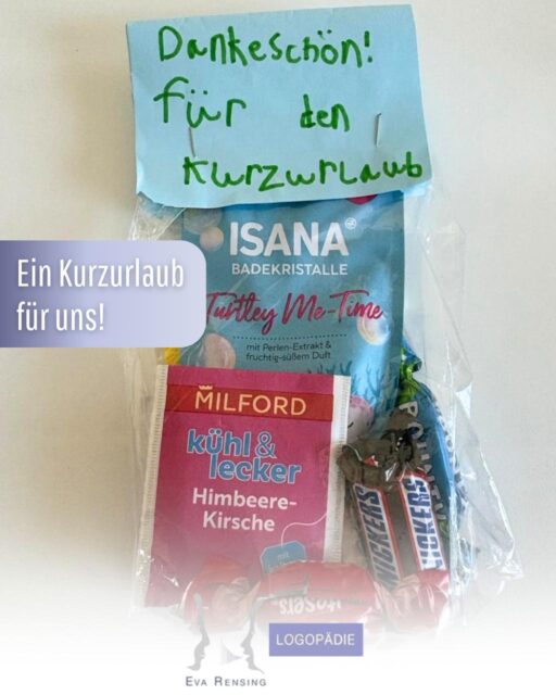 Ein kleiner „Kurzurlaub“ für unser Team!☀️ 

Manchmal sind es die kleinen Gesten, die besonders viel bedeuten. Diese liebevoll gepackte „Tüte für einen Kurzurlaub“ haben wir von einem Patienten bekommen und sie hat uns direkt ein Lächeln ins Gesicht gezaubert. 🥰

Für uns steckt darin aber noch viel mehr als eine kleine Aufmerksamkeit: Solche Gesten zeigen uns immer wieder, wie viel Vertrauen, Wertschätzung und persönliche Verbundenheit im Laufe einer Therapie entstehen können. 💜

Genau dieses Miteinander und die Nähe zu unseren Patienten machen unsere Arbeit für uns so besonders und zeigen uns immer wieder, warum wir unseren Beruf so gerne machen!

Und wenn dabei noch ein kleiner Kurzurlaub für zwischendurch herausspringt, sagen wir natürlich nicht Nein. 😉☀️

Vielen Dank für diese liebevolle Überraschung!