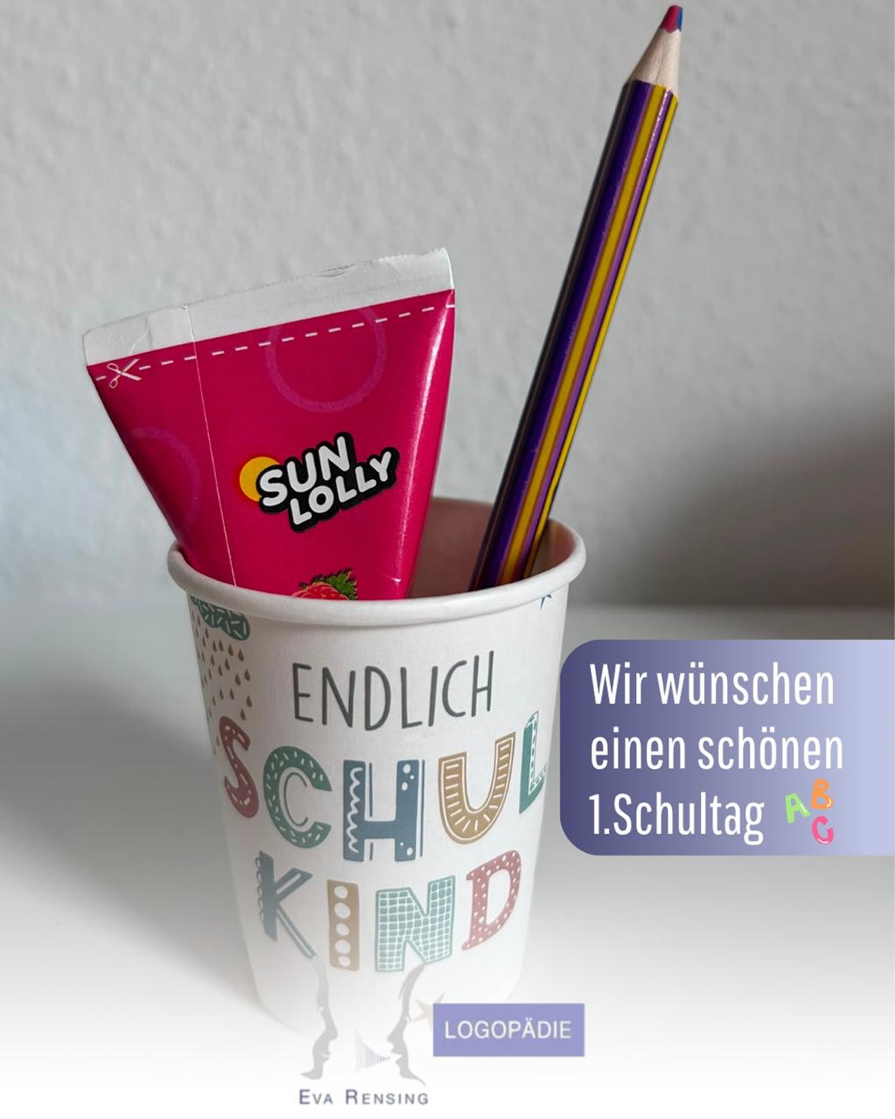 Heute geht’s wieder los! 🎒✨

Die Sommerferien sind vorbei und für viele Kinder in NRW beginnt heute wieder der Schulalltag. Neue Stundenpläne, bekannte Gesichter, ganz viel Wiedersehensfreude und für einige startet sogar ein komplett neues Kapitel. 🌈

Auch für uns heißt es wieder: Tasche packen und ab in die Schule! Denn ein Teil unserer logopädischen Arbeit findet direkt dort statt, wo die Kinder ihren Alltag verbringen. 💜

Unser Team ist regelmäßig in der Hermann-Schmidt-Schule und der Sertürnerschule in Schloß Neuhaus sowie in der Kirchschule in Hövelhof unterwegs und begleitet die Kinder auch dort logopädisch. 🗣️

Und für unsere neuen Schulkinder gibt es natürlich eine kleine Überraschung zur Einschulung: einen bunten Regenbogenstift 🖍️ und eine kleine eisige Abkühlung für den Schulstart. 🍦🌈

Wir wünschen allen Schulkindern einen richtig schönen Start ins neue Schuljahr, ganz viel Freude beim Lernen, tolle Begegnungen und viele kleine und große Erfolgserlebnisse. 🫶