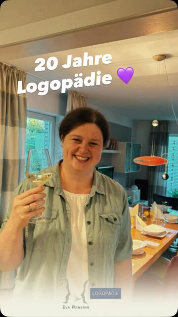20 Jahre Logopädiepraxis Eva Rensing – und zum Jubiläum eine Überraschung mit italienischem Flair. 🍋

Das Praxisteam hat Eva und Rainer zu einem italienischen Kochabend eingeladen. Heimlich organisiert, komplett selbst geplant und mit ganz viel Liebe vorbereitet. Gemeinsam wurde Pasta geknetet, Bruschetta belegt und Tagliatelle mit Lachs gekocht. Anschließend kamen alle am Tisch zusammen, um das Essen und die gemeinsame Zeit zu genießen.

Ein schöner Anlass, auch einmal jemanden in den Mittelpunkt zu rücken, der sonst eher hinter den Kulissen wirkt: Rainer. Er kümmert sich um das gesamte Office-Management der Praxis, behält im Hintergrund den Überblick und hält dem Team jeden Tag den Rücken frei. Ohne ihn würde hier vieles nicht so rund laufen. 😊

Ein großes Dankeschön an unser Team für diese liebevolle Überraschung und den besonderen Abend. Und an alle, die unsere Praxis in den vergangenen 20 Jahren mit Herzblut, Zusammenhalt und Teamgeist begleitet und geprägt haben.

Auf viele weitere gemeinsame Jahre! 🥂
